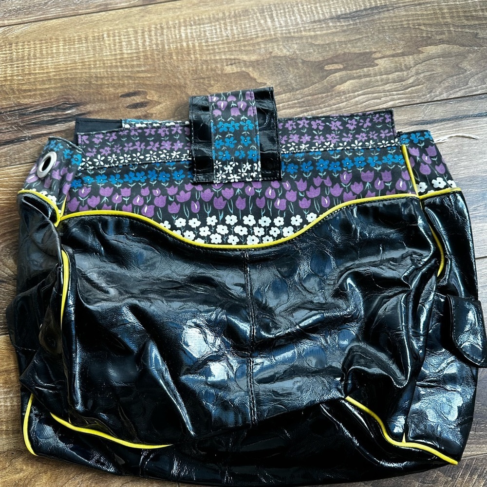 Glossy Black and Yellow Shoulder Bag with Scalloped Design - Picture 4 of 4